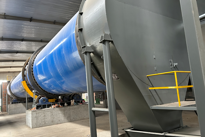白酒糟烘干機采用新型熱風設備，烘干機集打散防腐清理于一體，清潔排放。