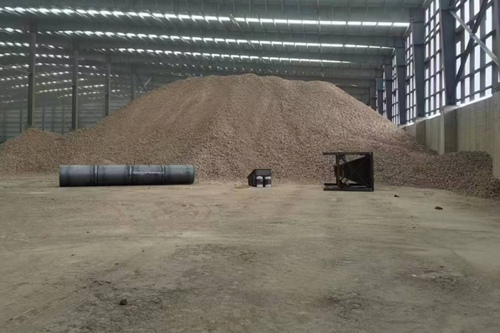 礦石烘干機(jī)是東鼎干燥針對(duì)冶金建材行業(yè)推出的專用烘干設(shè)備，具有產(chǎn)能大、耐磨損、熱能消耗低、自動(dòng)化程度高的特點(diǎn)。
