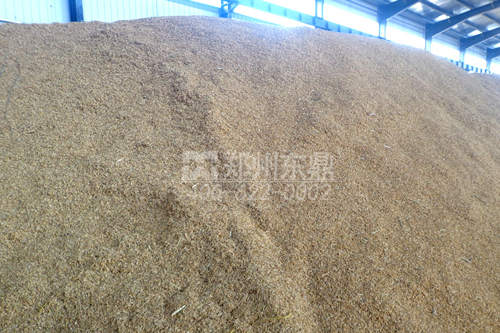 在家具制造行業(yè)生產(chǎn)過程中會產(chǎn)生大量的鋸末、刨花，這些木質(zhì)物料是加工優(yōu)質(zhì)生物質(zhì)顆粒的好原料，但由于水分過高直接壓制顆粒會影響顆粒品質(zhì)，為了控制鋸末的含水率，我司開發(fā)成套鋸