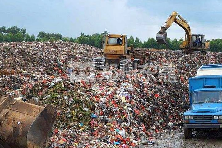 生活垃圾烘干機是鄭州東鼎針對人們日常生活過程中產(chǎn)生的垃圾固廢（其中包括樹枝、布料碎片、塑料、木塊、植物莖葉等）進行處理利用開發(fā)的一種專用烘干設備。