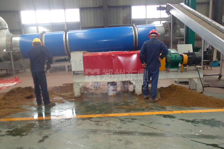 螺旋擠壓式酒糟脫水機(jī)可以調(diào)整壓力和轉(zhuǎn)速，控制酒糟物料脫水效果。