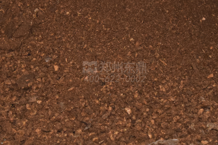 菌菇渣烘干機(jī)通過(guò)熱能轉(zhuǎn)換快速將菌渣中的多余水分脫除，改善了菌渣的儲(chǔ)裝運(yùn)特性。