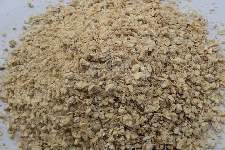 菌菇渣烘干機(jī)通過(guò)熱能轉(zhuǎn)換快速將菌渣中的多余水分脫除，改善了菌渣的儲(chǔ)裝運(yùn)特性。